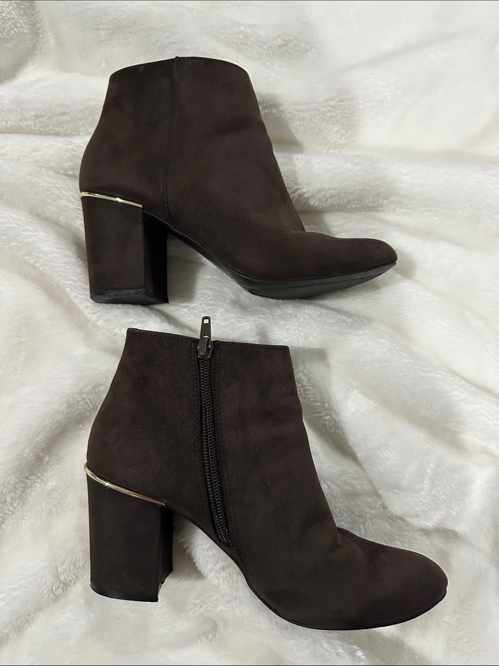 AVERY & SAGE Women's Dark Brown Vegan Suede Block Heel Ankle Boots Sz 7 Feminine